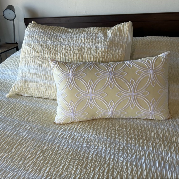 CLOTH & CANOPY Yellow White Stripe Queen Comforter Set 3pc
#0911245 - Picture 13 of 17